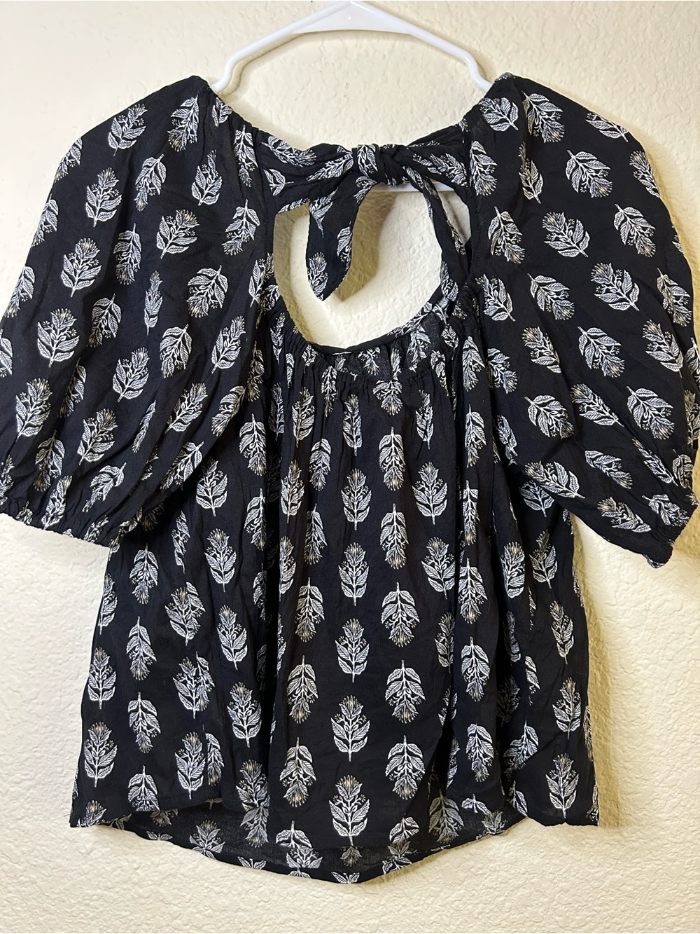 Old Navy Black Floral Tie-Neck Puff Sleeve Blouse Medium Aztec Picnic Summer